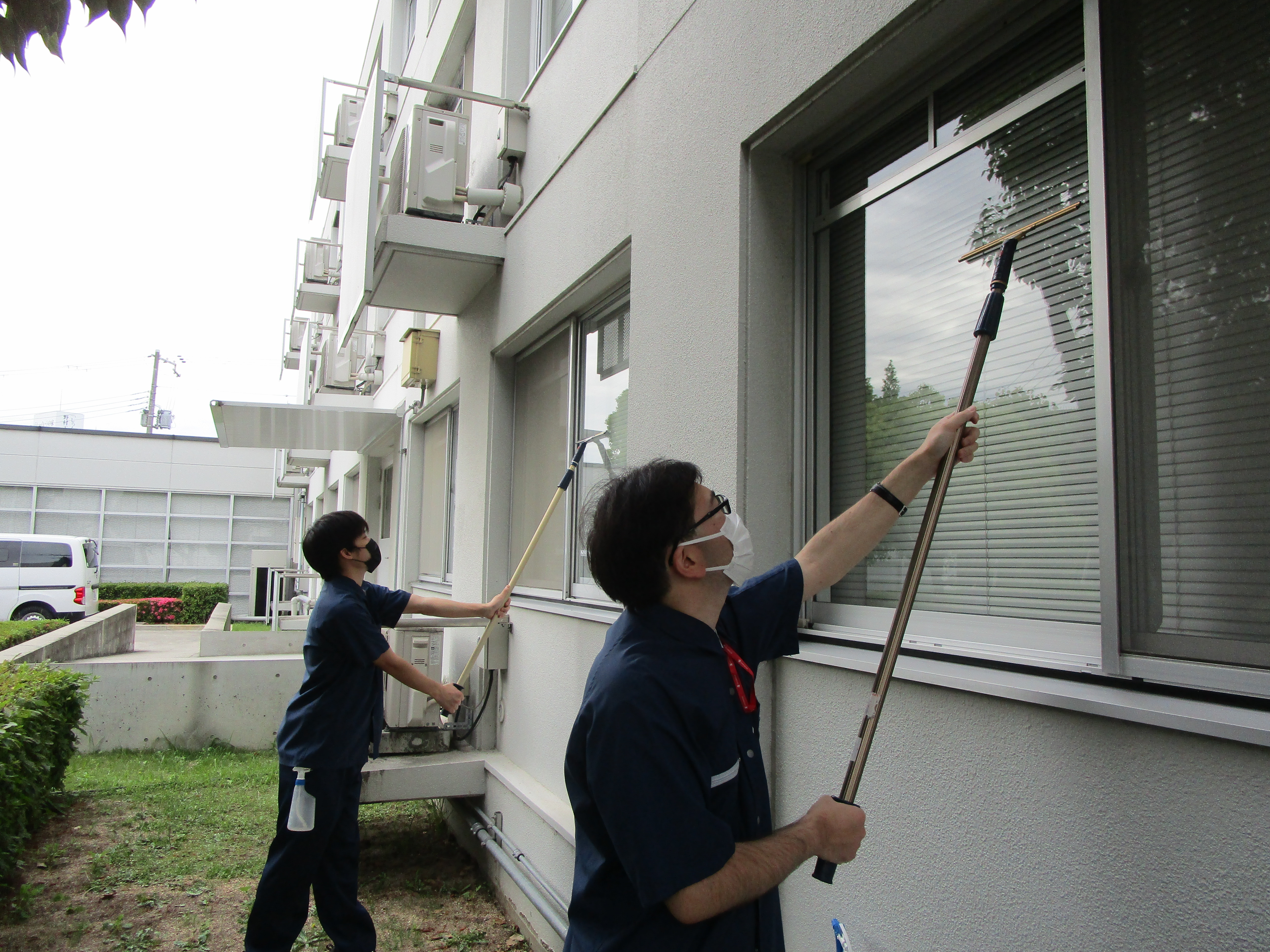 屋外の窓清掃をしている写真